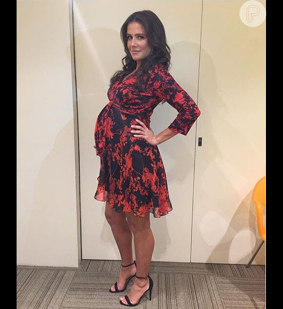 Para gravar o programa 'Altas Horas', Deborah Secco escolheu um vestido da marca DVF, que custa aproximadamente R$ 1.900, com estampa floral e que deixa a barriga soltinha