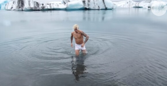 Cantor aparece em mar com geleiras ao fundo