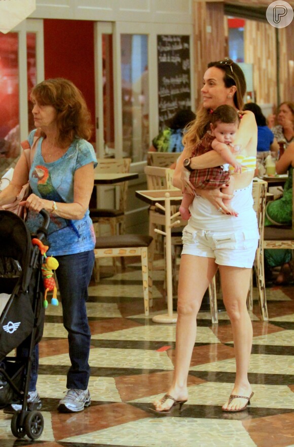 Flávia Monteiro passeia com a pequena Sophia no shopping da Gávea, no Rio de Janeiro, nesta segunda, dia 2 de novembro de 2015