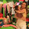 Flávia Monteiro passeia com a pequena Sophia no shopping da Gávea, no Rio de Janeiro, nesta segunda, dia 2 de novembro de 2015