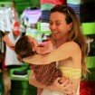 Flávia Monteiro curte passeio com a filha, Sophia, de 4 meses. Veja fotos!