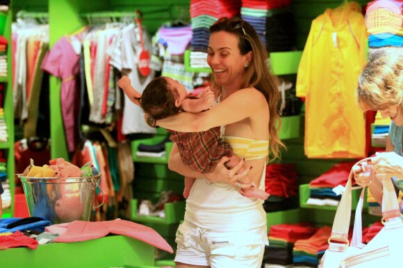 Flávia Monteiro deu um show de fofura ao passear com a pequena Sophia no shopping da Gávea, no Rio de Janeiro, nesta segunda, dia 2 de novembro de 2015