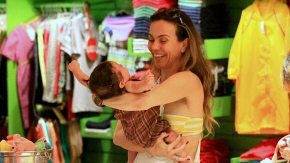 Flávia Monteiro curte passeio com a filha, Sophia, de 4 meses. Veja fotos!
