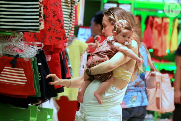 Sophia, que completou 4 meses, ficou boa parte do tempo no colo da mamãe famosa enquanto ela escolhia roupas para a pequena