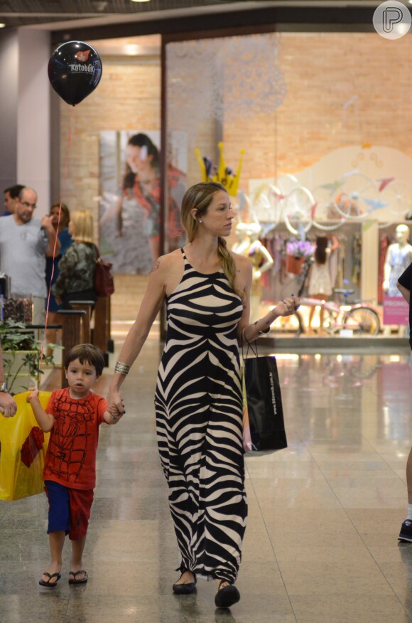 Luana Piovani apostou em um vestido com estampa animal print para o dia de compras com o filho Dom em um shopping da Barra da Tijuca, nesta segunda, 2 de novembro de 2015