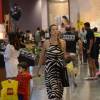 Luana Piovani apostou em um vestido com estampa animal print para o dia de compras com o filho