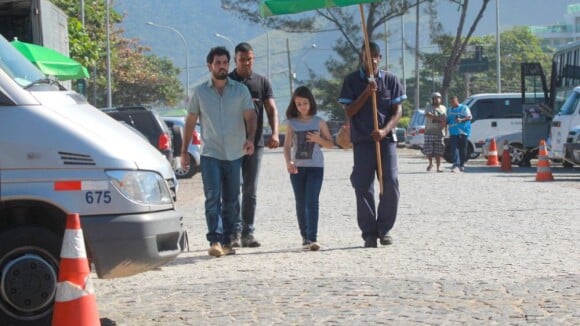 Juliano Cazarré e Klara Castanho se protegem do sol em gravação de 'Amor à Vida'