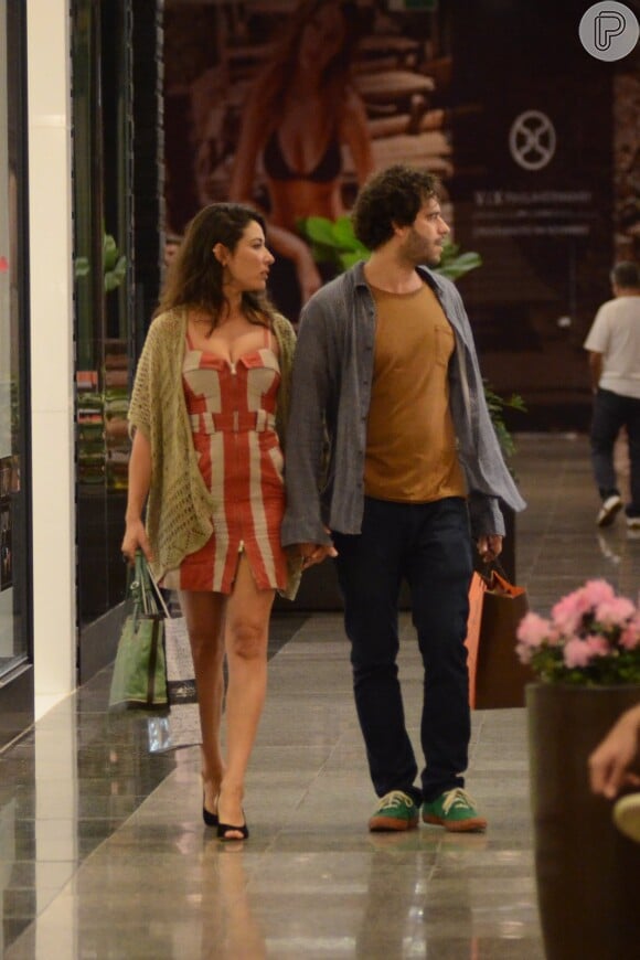 Casal da novela 'Os Dez Mandamentos' chegaram de mãos dadas a shopping do Rio
