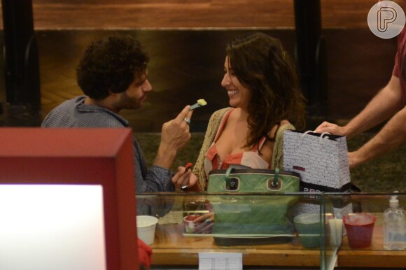 Guilherme Winter devolve colherada de sorvete na boca da atriz