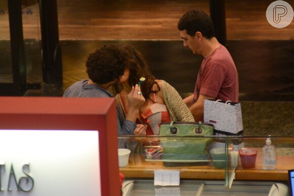 Giselle Itié troca beijos com Guilherme Winter, enquanto comem sorvete no Rio