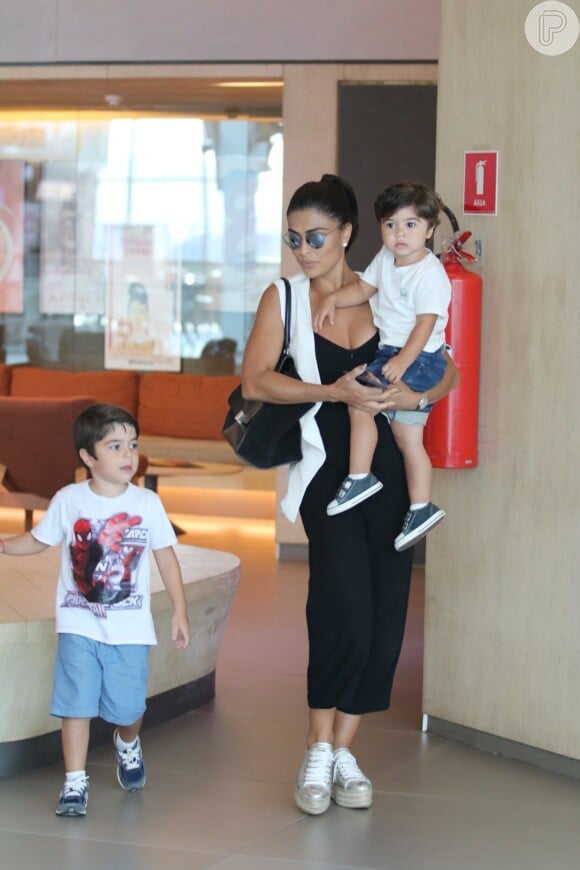 Juliana Paes sempre arruma um tempo para passear com seus filhos, Pedro, e Antonio (no seu colo)