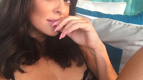 Juliana Paes recebe elogios por foto de lingerie: 'Selfie enquanto eles dormem'