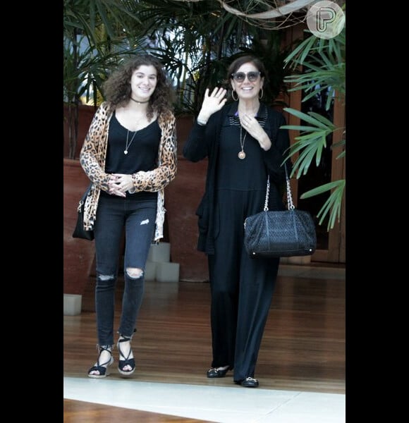 Atriz aproveitou o feriado desta segunda-feira (2), para passear em um shopping do Rio de Janeiro com a filha, Giulia, de 18 anos