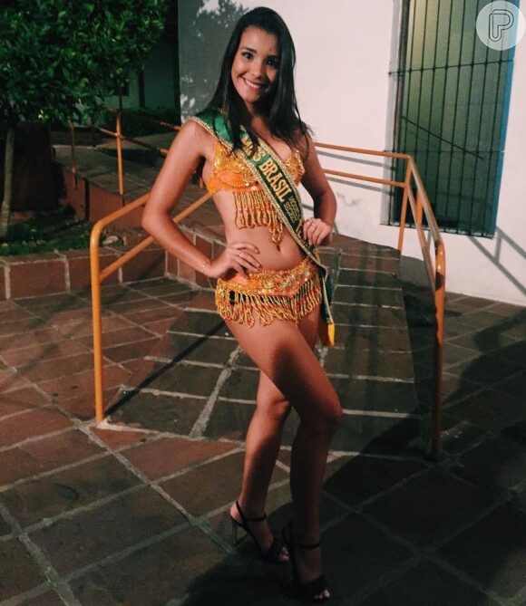 Na foto, Emili Seixas posa com o traje típico do carnaval em Assunção no Miss Universo Turismo e Cultura