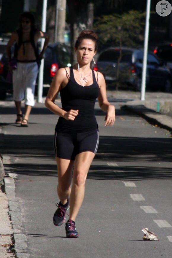 Nanda Costa se exercita na Zona Sul do Rio de Janeiro