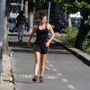 Nanda Costa é flagrada fazendo exercícios na Lagoa Rodrigo de Freitas, na Zona Sul do Rio de Janeiro