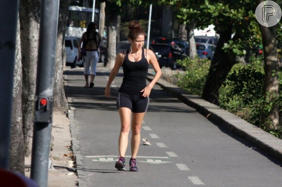 Nanda Costa é flagrada fazendo exercícios na Lagoa Rodrigo de Freitas, na Zona Sul do Rio de Janeiro