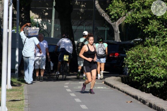 Nanda Costa corre com roupa justa, na Zona Sul do Rio 