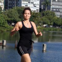 Nanda Costa, capa da 'Playboy', se exercita e acena para fotógrafo, no Rio