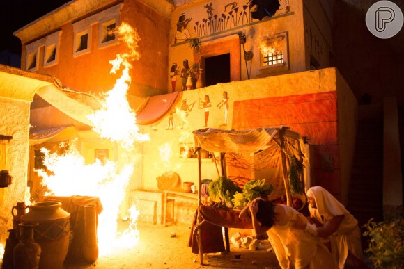 Chuva de pedras de fogo foi uma das 10 pragas a atingir o Egito na novela 'Os Dez Mandamentos'
