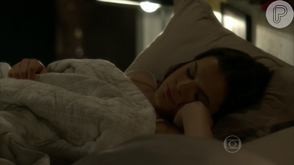 Mari (Bruna Marquezine) sonha e acorda desesperada chamando pelo marido, Benjamin, em 'I Love Paraisópolis'