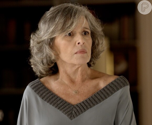 Vitória (Irene Ravache) recebe uma ordem de despejo de  Emília (Ana Beatriz Nogueira), na novela 'Além do Tempo'