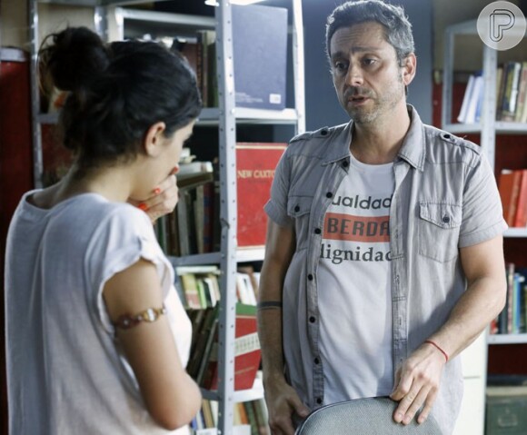 Romero (Alexandre Nero) contou a Tóia (Vanessa Giácomo) uma parte da verdade sobre sua origem, na novela 'A Regra do Jogo'