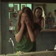 Mas era só um sonho! Eliza (Marina Ruy Barbosa) acorda com o rosto em uma pia cheia de louça suja. 'Tá dormindo no serviço?', questiona a sua mãe, Gilda (Leona Cavalli)
