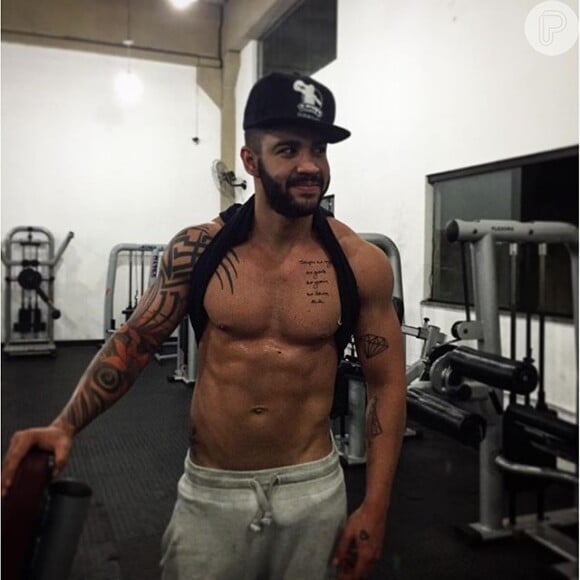 Após Gusttavo Lima postar uma foto sem camisa em seu Instagram, Andressa Suita brincou com o namorado: 'Vai vestir a roupa, menino. Vai ficar resfriado'