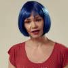 Julia Lemmertz usou peruca azul e barriga falsa no vídeo