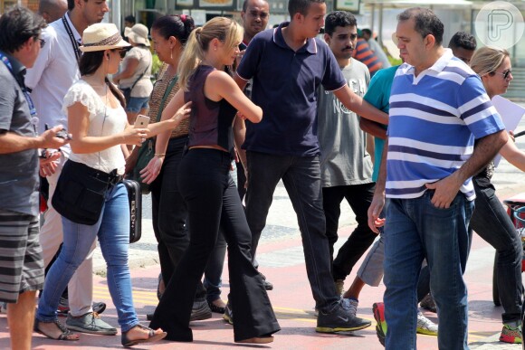 Apresentadora apareceu cercada de seguranças na orla de Copacabana, onde gravou o quadro 'Você tem um minuto?'