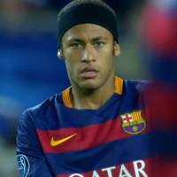 Neymar entra em campo com faixa na cabeça e visual repercute na web: 'Tira isso'