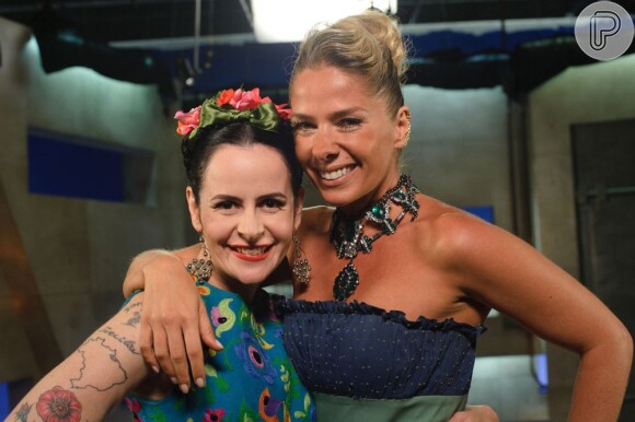 Fernanda Young e Adriane Galisteu se abraçam nos bastidores do programa 'Confissões do apocalipse'