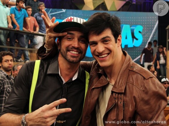 Mateus Solano brinca com Latino durante os bastidores de 'Altas Horas', em 9 de agosto de 2013