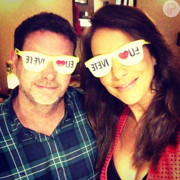 Ivete Sangalo publicou uma foto em que parace usando óculos com os dizeres 'Eu amo Ivete'