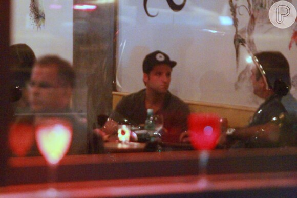 Bruno Gagliasso é fotografado em restaurante japonês, no Rio de Janeiro, acompanhado de amigo, em 11 de agosto de 2013