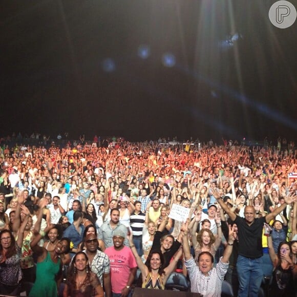 Ivete Sangalo fez questão de fotografar os fãs que foram assistir ao show Real Fantasia em Los Angeles