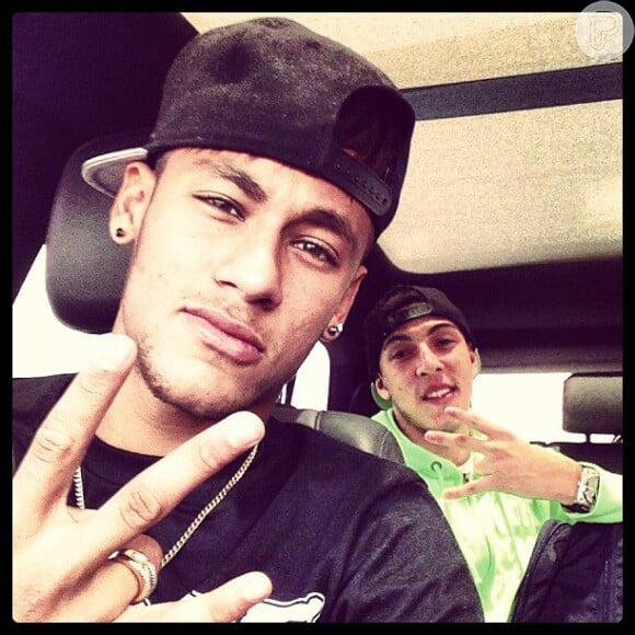 Neymar está de volta ao Brasil; jogador postou foto no Instagram em 13 de dezembro de 2012