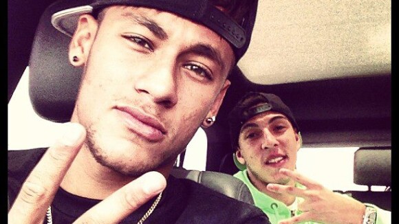 Neymar volta das férias nos EUA e posta foto no Instagram: 'Chegamos, hein!'