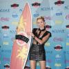 Miley Cyrus ganhou três 'Teen Choice Awards'. A cantora foi escolhida como a mais estilosa, como a artista feminina que mais roubou a cena e o single levou o título de Musica do Verão nos Estados Unidos
