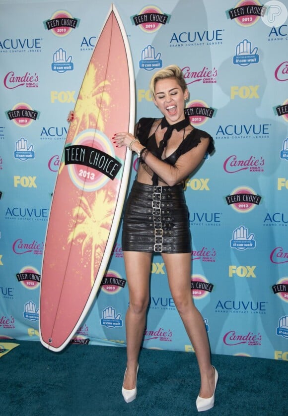 Miley Cyrus ganhou três 'Teen Choice Awards'. A cantora foi escolhida como a mais estilosa, como a artista feminina que mais roubou a cena e o single levou o título de Musica do Verão nos Estados Unidos
