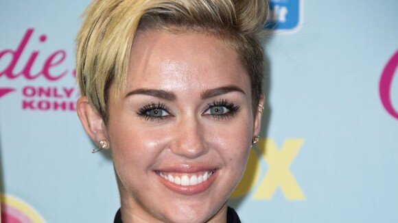 Miley Cyrus estreia 'We Can Stop' no primeiro lugar das paradas no Reino Unido