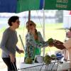 Angélica compra água de coco com Lilia Cabral