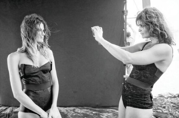 Isabelli Fontana é fotografada por Helena Christensen nos bastidores do ensaio do calendário Pirelli 2014