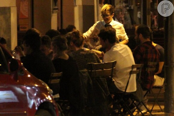 Maria Gadú interage com amigos em restaurante no Leblon, RJ