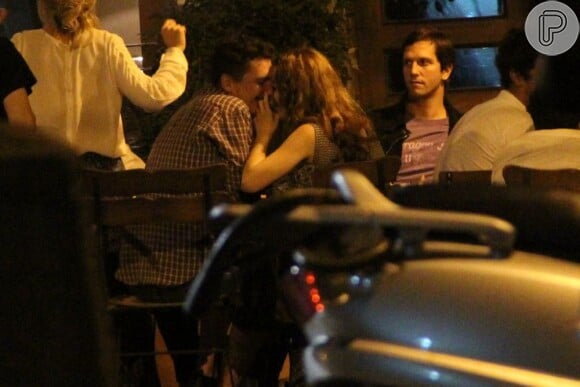 Nathalia Dill beija o namorado em restaurante no Leblon, RJ