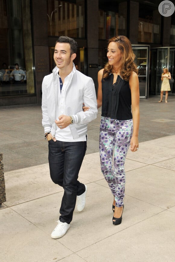 Kevin Jonas e Danielle passeiam por Nova York em agosto de 2012