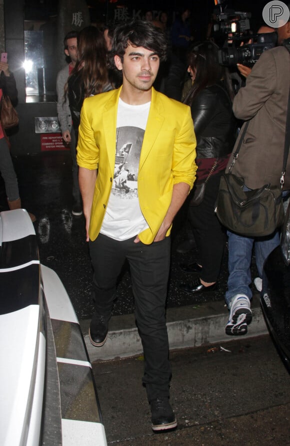Joe Jonas, sempre muito estiloso, foi flagrado, no começo de dezembro, saindo do restaurante Katsuya, em Hollywood