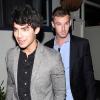 Joe Jonas e o amigo Connor Cruise chegam ao Bagatelle para jantar com amigos em West Hollywood, em agosto de 2012