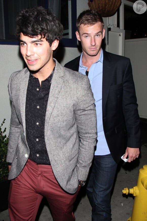 Joe Jonas e o amigo Connor Cruise chegam ao Bagatelle para jantar com amigos em West Hollywood, em agosto de 2012